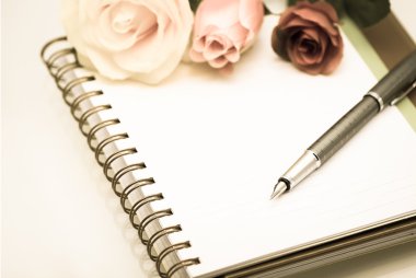 Gül ve tükenmez kalemle günlük notu (Düzenleyici, ajanda, kitap, günlük)