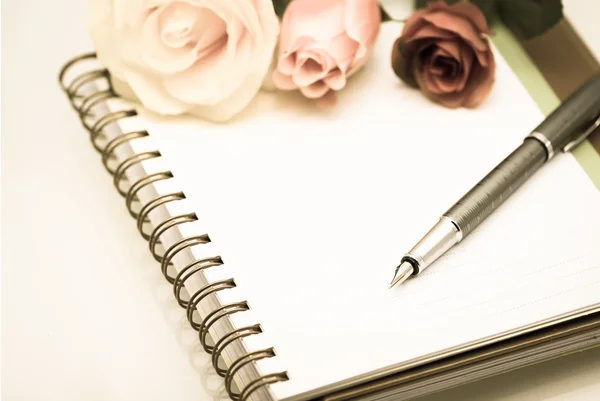 Gül ve tükenmez kalemle günlük notu (Düzenleyici, ajanda, kitap, günlük)