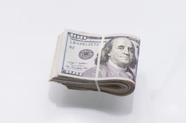 Dolarlar paket lastiğiyle sarılmış.