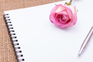 Gunny bag üzerinde gül ile günlük notu (Düzenleyici, ajanda, kitap, günlük)