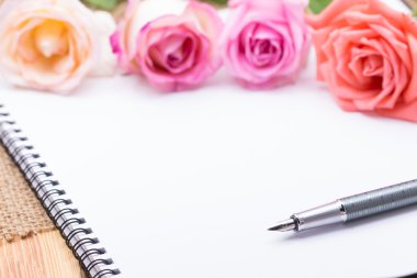 Gunny bag üzerinde gül ile günlük notu (Düzenleyici, ajanda, kitap, günlük)