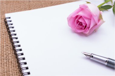 Gunny bag üzerinde gül ile günlük notu (Düzenleyici, ajanda, kitap, günlük)