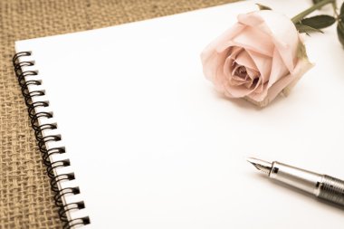 Gunny bag üzerinde gül ile günlük notu (Düzenleyici, ajanda, kitap, günlük)