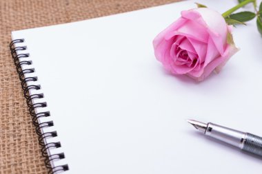 Gunny bag üzerinde gül ile günlük notu (Düzenleyici, ajanda, kitap, günlük)