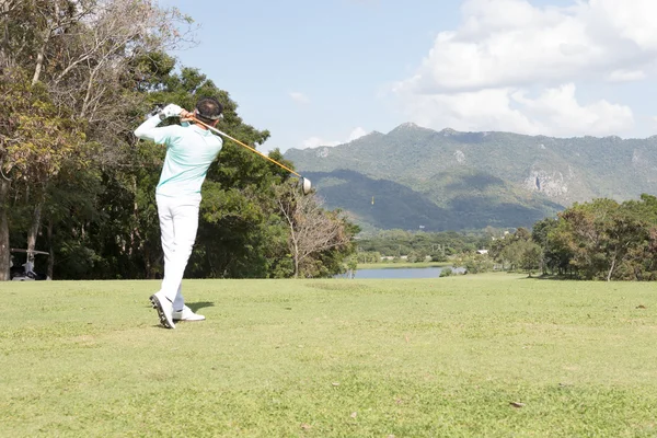 Jugar al golf en el club —  Fotos de Stock