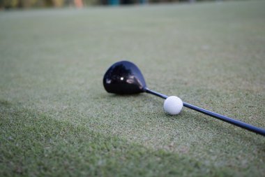 Yeşil çimlerin üzerinde golf topu