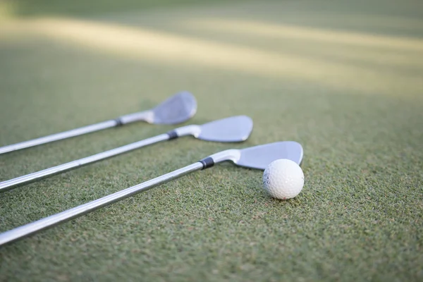 Bola de golf y club de golf en césped verde — Foto de Stock