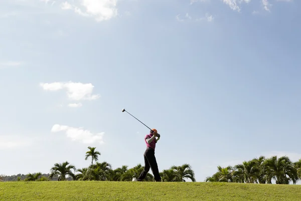 Jugar al golf en el club de golf — Foto de Stock