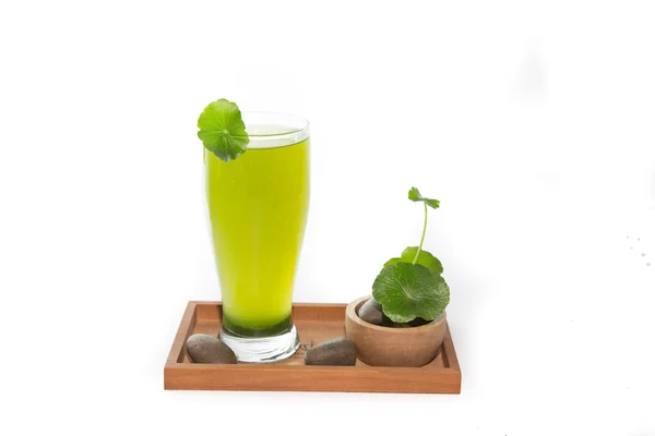 Pennywort atau asiatic herbal Smoothie in glass, Helathy drink on — Stok Foto