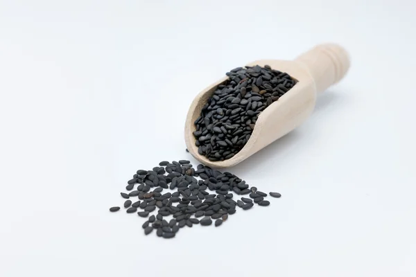 Tahta kaşık (tohum içinde siyah susam) — Stok fotoğraf