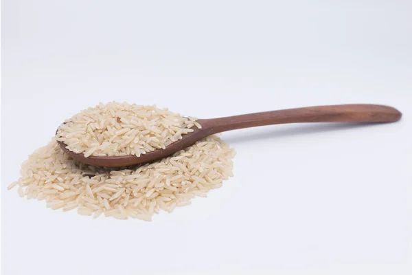Grano de arroz integral en un bolso con pistola sobre fondo blanco — Foto de Stock