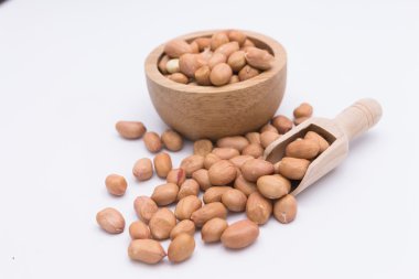 Beyaz arka plan üzerinde topçu çanta içinde fıstık