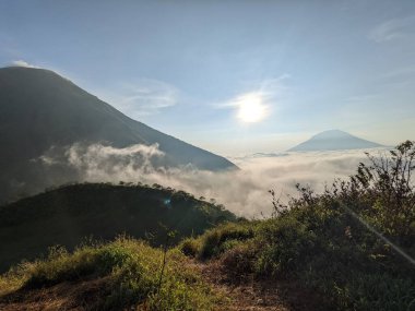 Ceketli Adam Gün Doğuşunu İzliyor