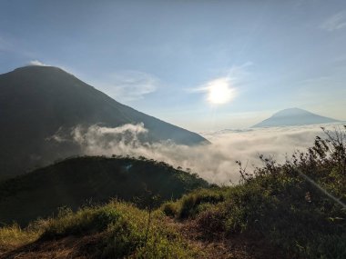 Ceketli Adam Gün Doğuşunu İzliyor