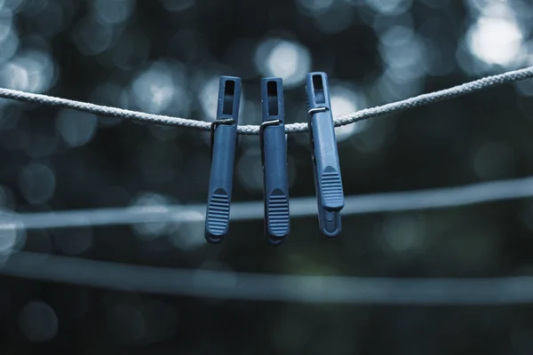 Giysi üç mavi clothespins kurutma için halatlar