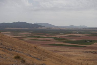 Manzara, belirli bir yerden görünen ve bulutlu bir yaz gününde manzara olarak kabul edilen arazi uzantısı.