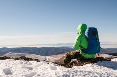 Uzun yürüyüşe çıkan kimse tepenin üstünde tepe-in rahatlatıcı