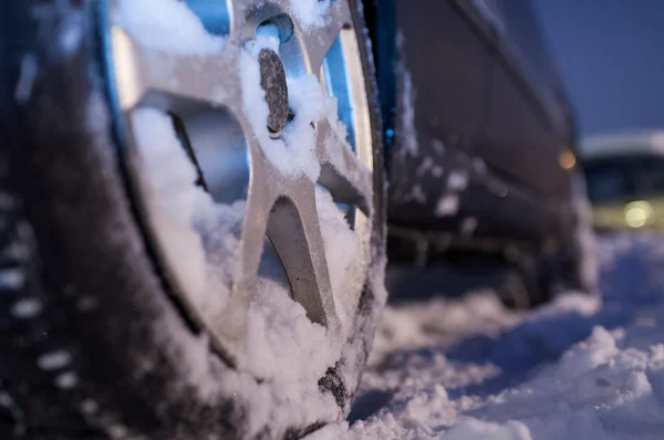 Koła samochodu w śniegu — Zdjęcie stockowe