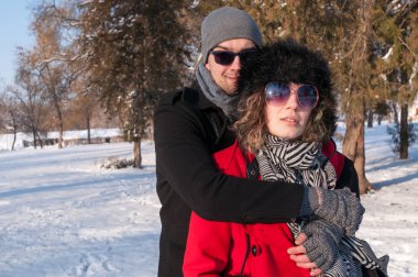 Genç çift kucaklayan. Açık havada kış