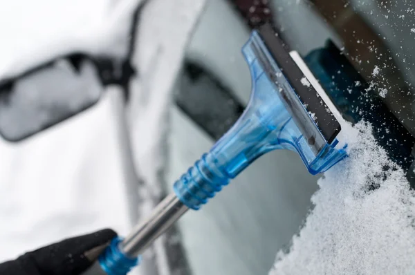Zbliżenie czyszczenia samochodu ze śniegu — Zdjęcie stockowe