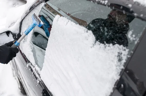 Czyszczenia samochodu ze śniegu — Zdjęcie stockowe