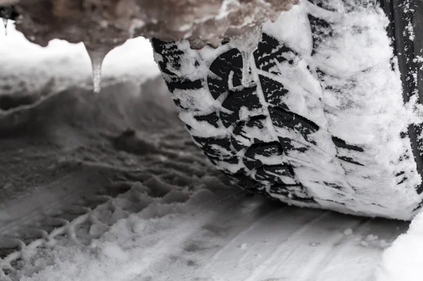 Opony zimowe na drodze — Zdjęcie stockowe