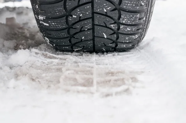 Winter tyre on the road — Stock Photo, Image