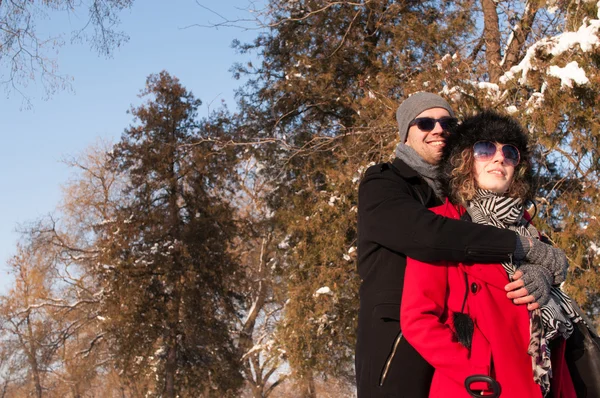 Happy Couple enjoying in beautiful sunny winter day — 스톡 사진