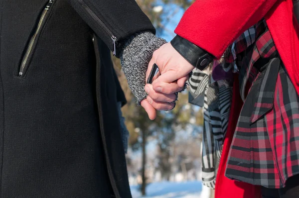 Joven pareja sosteniendo las manos — Foto de Stock