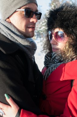 Genç çift kucaklayan. Açık havada kış