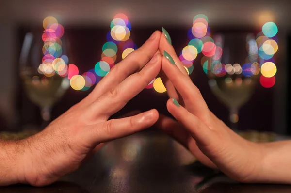 Pareja cogida de la mano durante la cena romántica — Foto de Stock