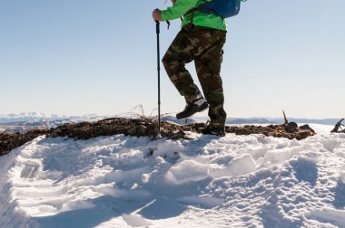 Dağ tepe üzerinde yürüme backpacker