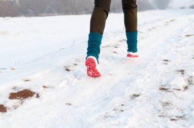 Kar üzerinde çalışan kadın