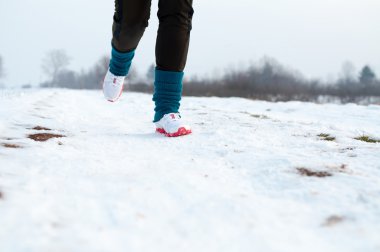 Kar üzerinde çalışan kadın