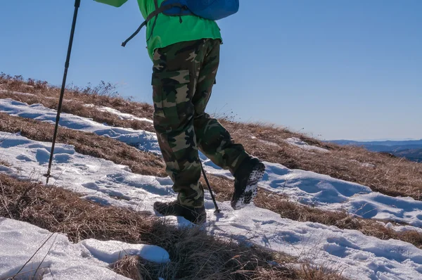 Backpacker lopen op de bergtop — Stockfoto