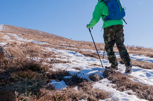 Backpacker caminhando no pico da montanha — Fotografia de Stock