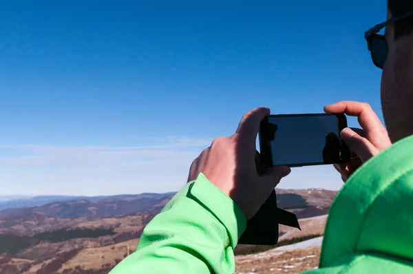 Wandelaar fotograferen het landschap met mobiele telefoon — Stockfoto