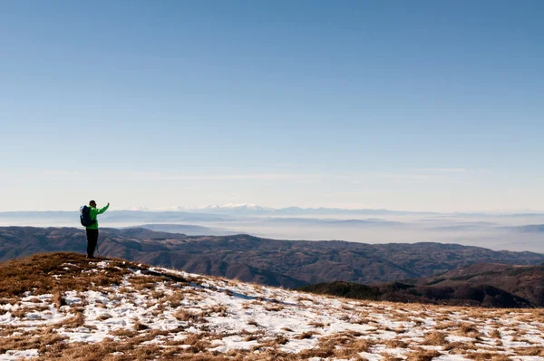 Wandelaar nemen foto met digitale camera op de berg — Stockfoto