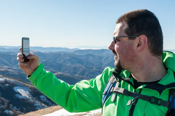 Wandelaar een selfie te nemen in de bergen — Stockfoto