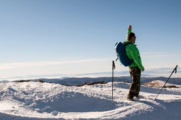 Wandelaar op de top van de berg — Stockfoto