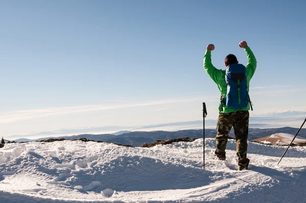 Wandelaar zijn armen op de top van de berg outstretching — Stockfoto