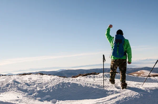 Wandelaar op de top van de berg — Stockfoto
