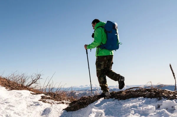 Backpacker caminhando no pico da montanha — Fotografia de Stock