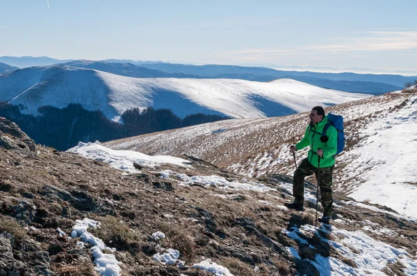 Backpacker lopen op de bergtop — Stockfoto