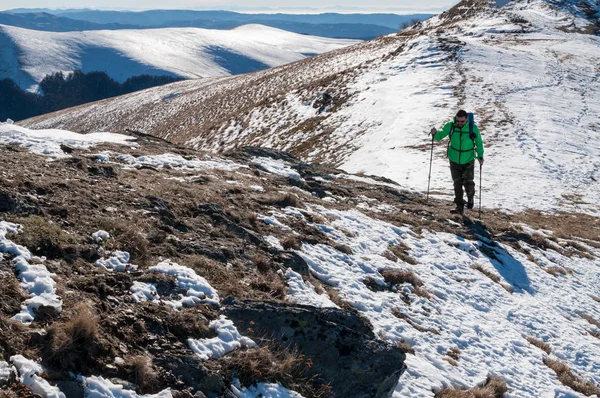 Backpacker lopen op de bergtop — Stockfoto