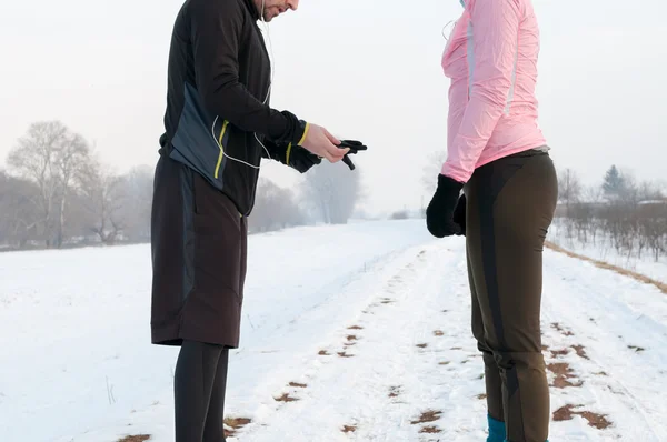 Man en vrouw voorbereiden waarop winterdag — Stockfoto