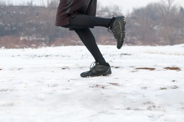 Homem correndo na neve — Fotografia de Stock