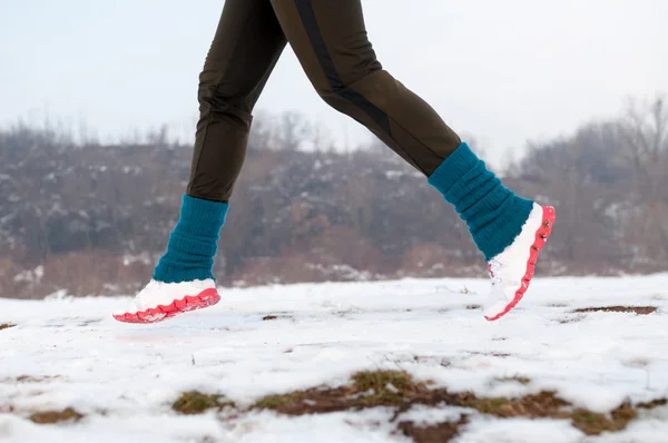 Vrouw wordt uitgevoerd op de sneeuw — Stockfoto