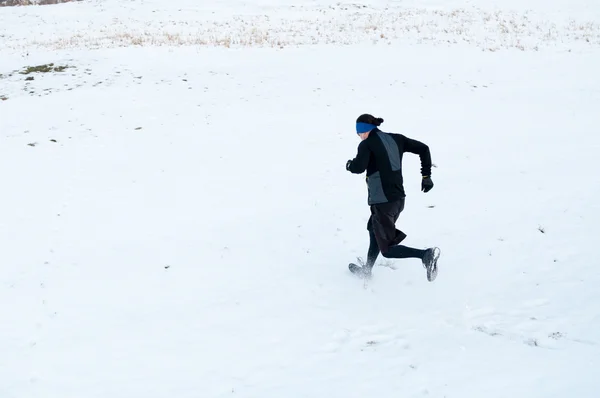 Homem correndo na neve — Fotografia de Stock