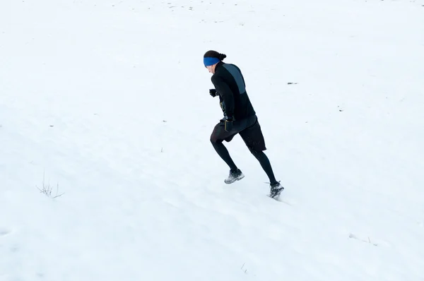 雪の中で走っている人 — ストック写真